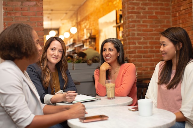 woman advising friends on the eligibility needed for UK citizenship
