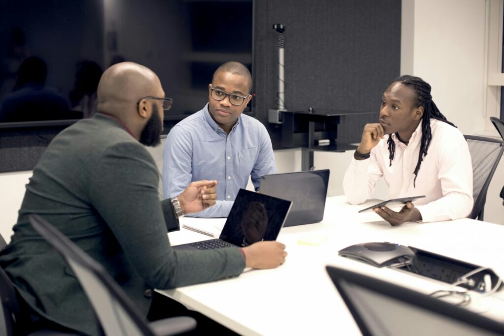 RKY consultant advising two youths on how to optimise their professional background